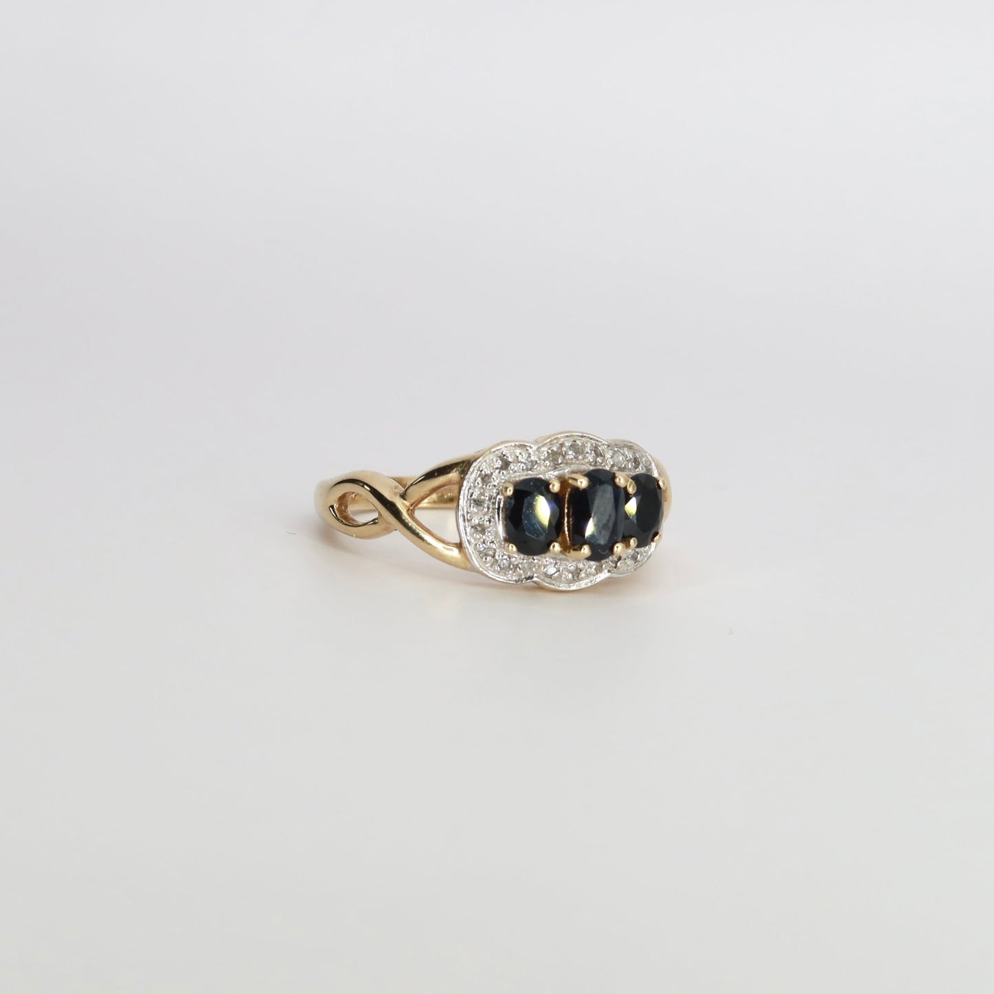 Olivia | Saffier & Diamant Trilogie Ring