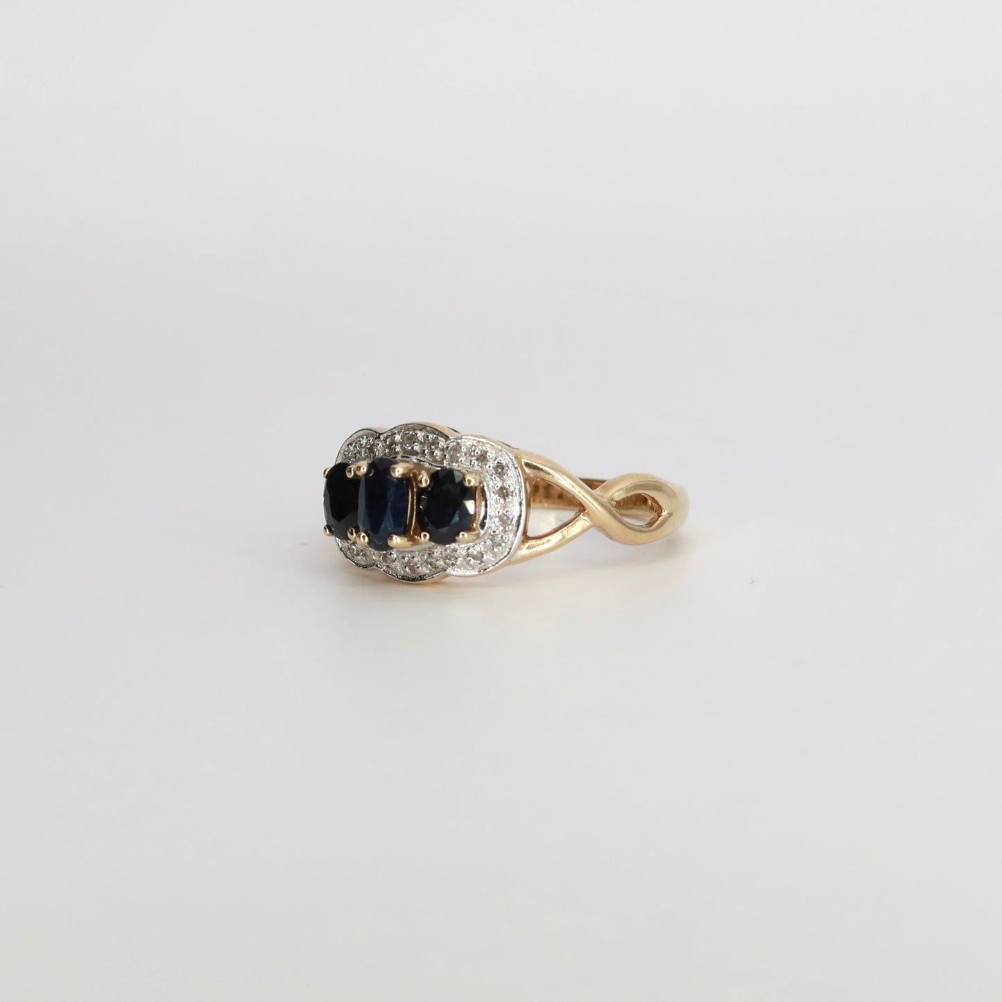Olivia | Saffier & Diamant Trilogie Ring